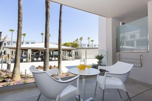 Minibar, safe på rommet, skrivebord og blendingsgardiner