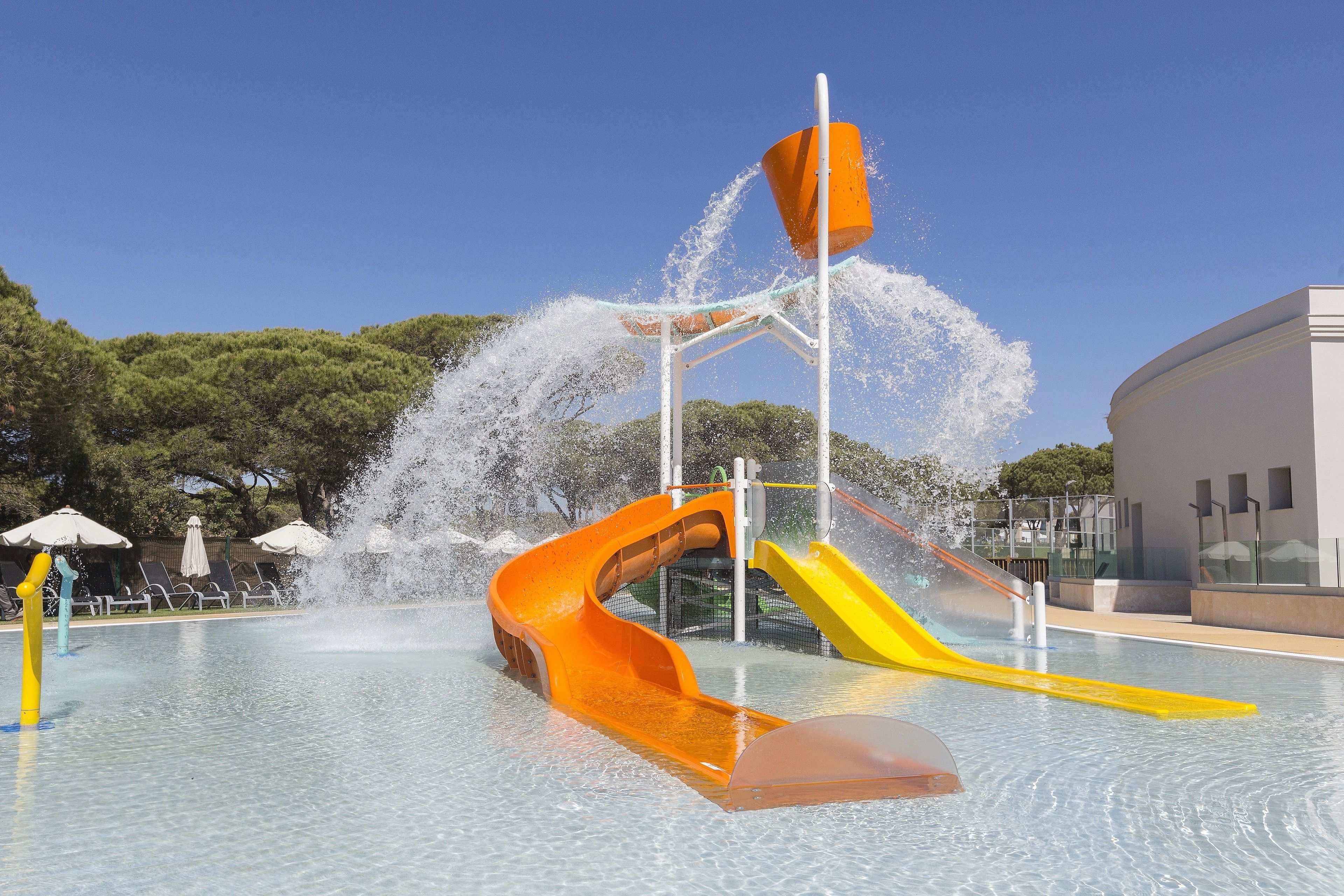 Piscine couverte, 3 piscines extérieures, parasols de plage