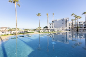 Innendørsbasseng,3 utendørsbassenger, bassengparasoller og solsenger