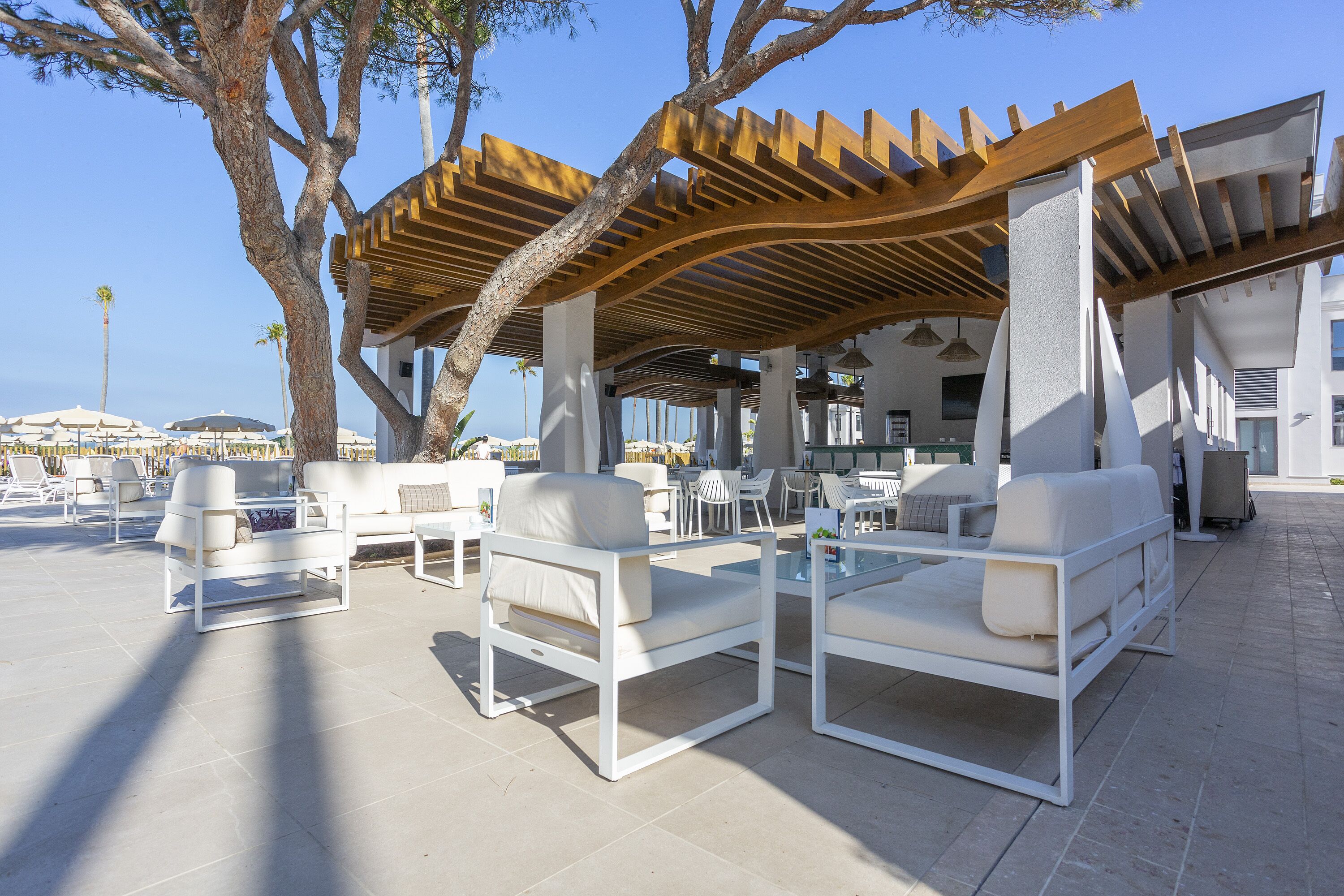 2 restaurants, breakfast, lunch, dinner served; international cuisine