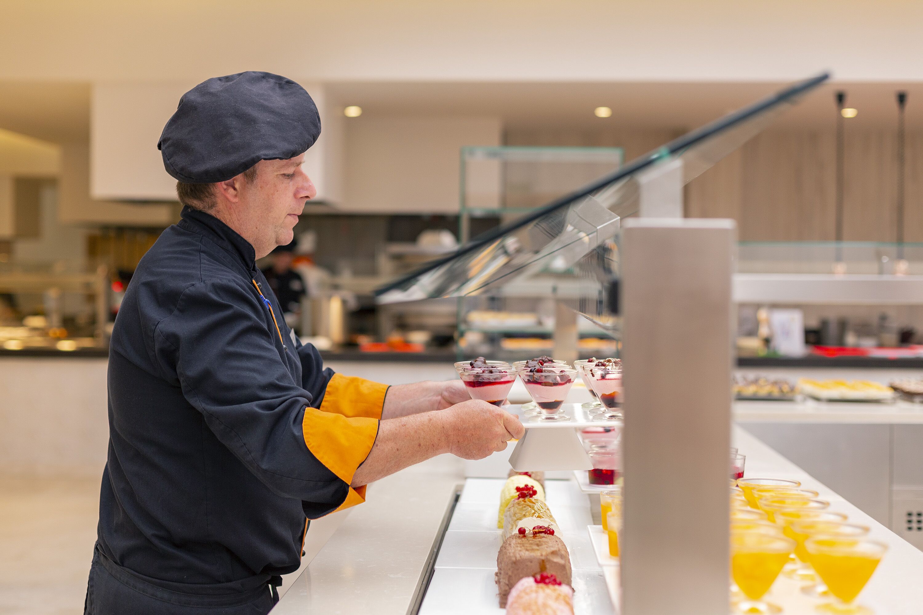 Uma mesa de buffet com diversos doces e bebidas.