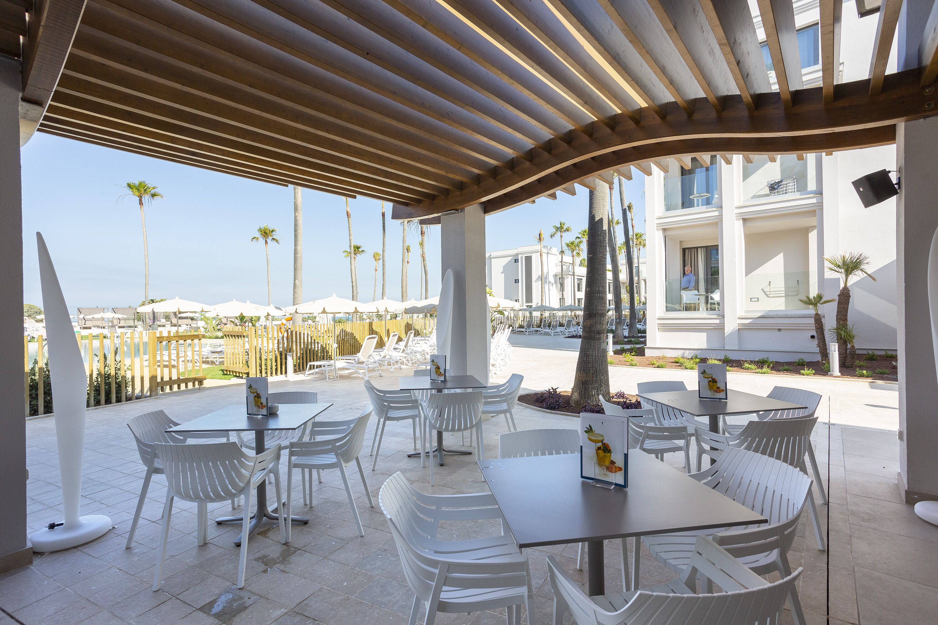 2 restaurants, breakfast, lunch, dinner served; international cuisine