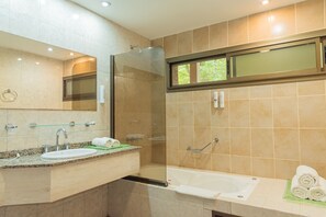 Luxe Doble, balcón | Bathroom | Combined shower/tub, eco-friendly toiletries, hair dryer, bidet