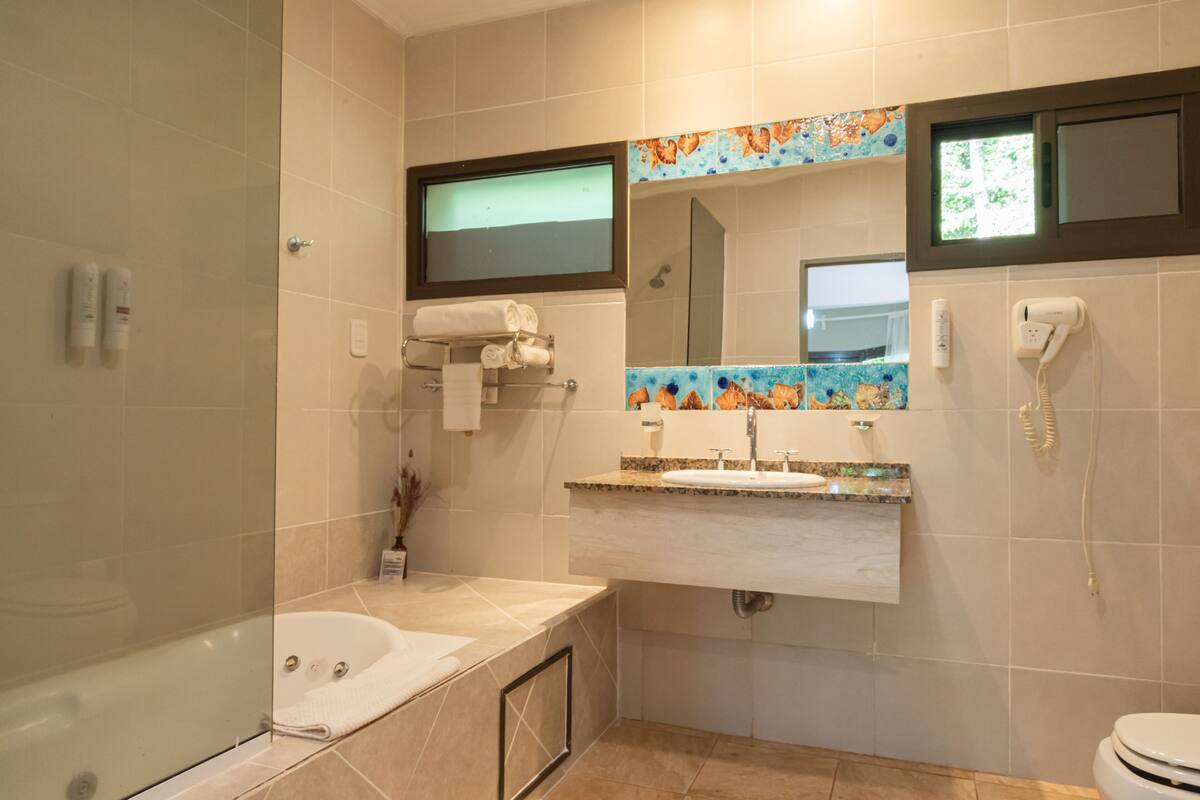 habitación master | bathroom | combined shower/bathtub, eco-friendly toiletries, hair dryer, bidet