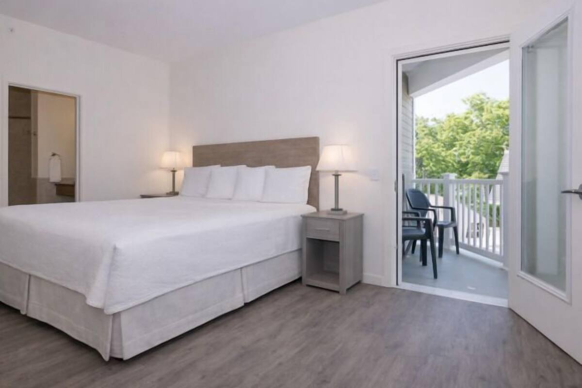 One King- Ocean Sands Commons | WiFi, bed sheets