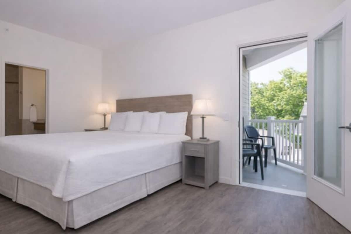 One King- Ocean Sands Commons | WiFi, bed sheets