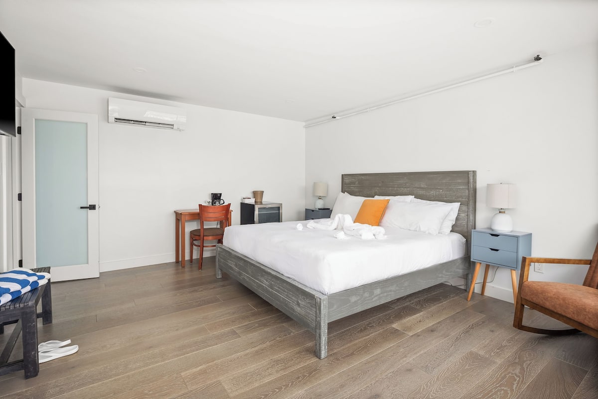 Premium King Room, First Floor, Side Ocean View | 1 camera, Wi-Fi, lenzuola