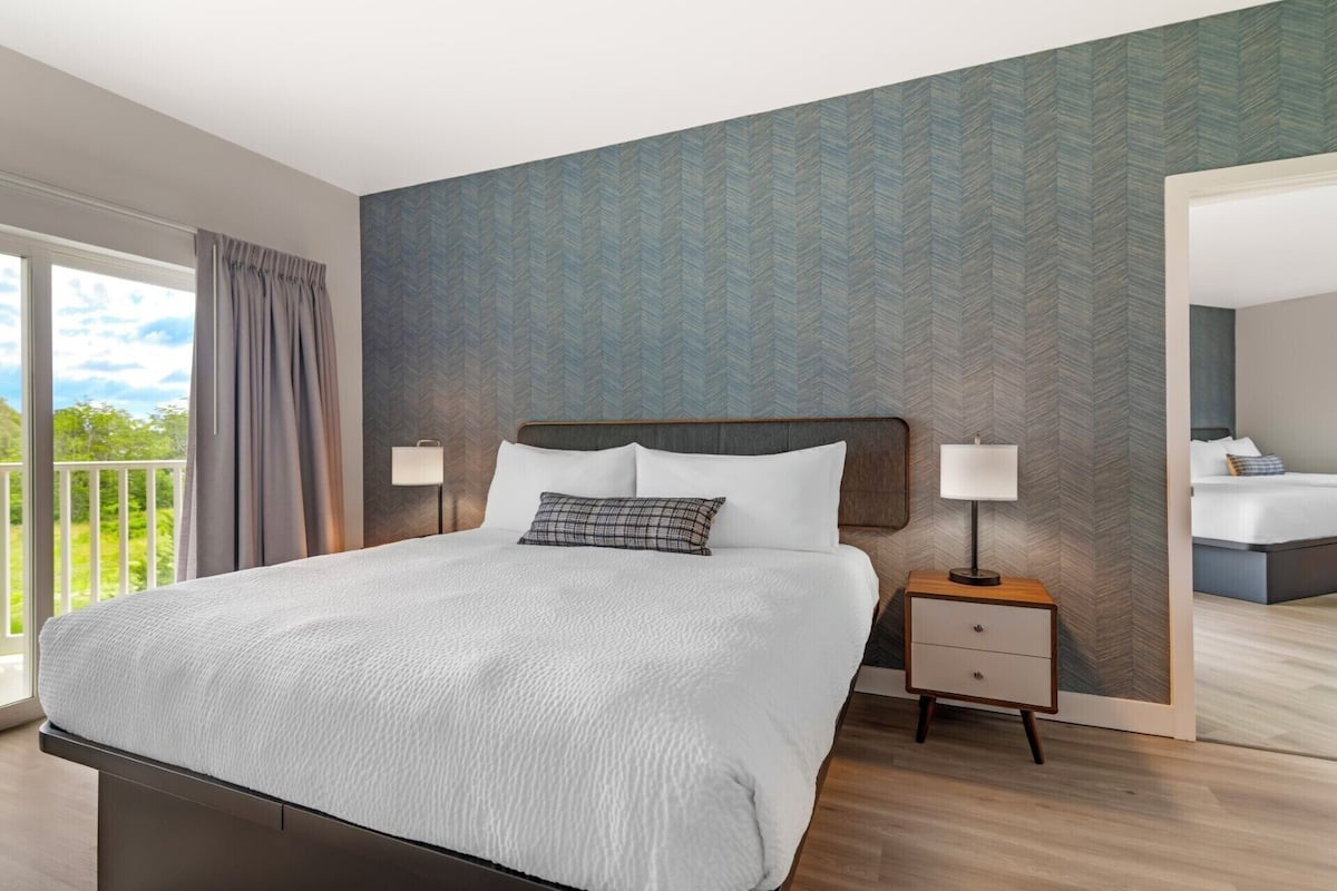 Commons Suite- 2 Queen, 1 King ADA | WiFi, bed sheets
