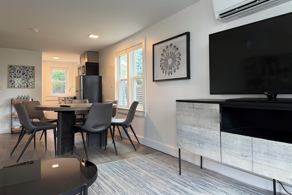 High Tide | Living area | 40-inch flat-screen TV with cable channels, TV