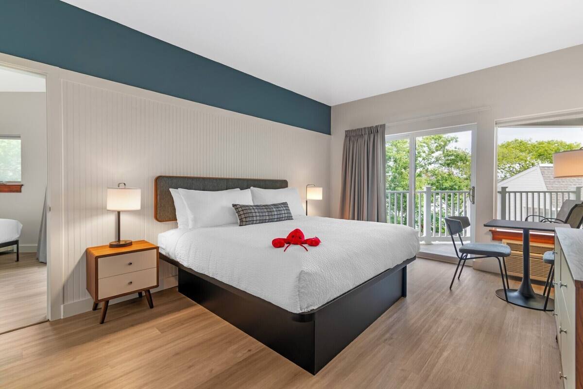 Commons Suite- 2 Doubles, 1 King ADA | WiFi, bed sheets
