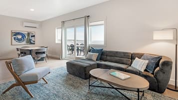 Oceanfront 3BR Premium Condo | Oleskelualue | 40–tuumainen taulutelevisio, jossa kaapelikanavat