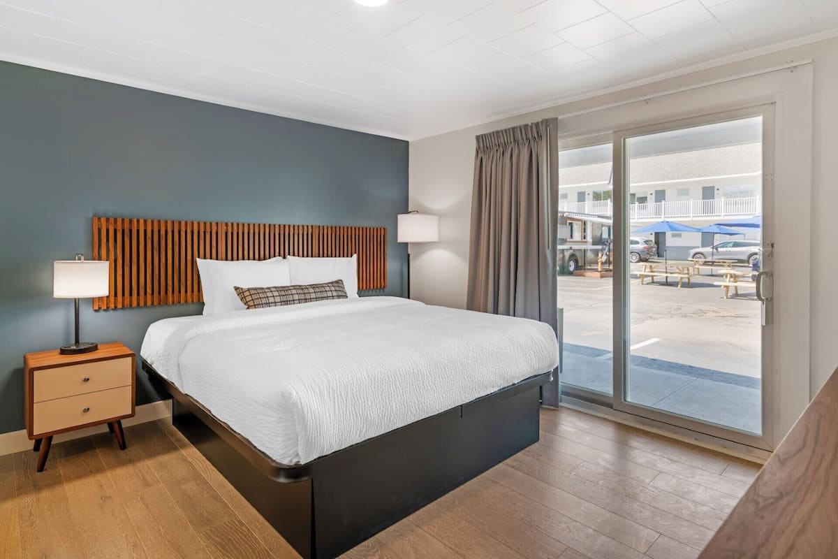Micro Studio With 1 King bed & kitchenette | WiFi, bed sheets