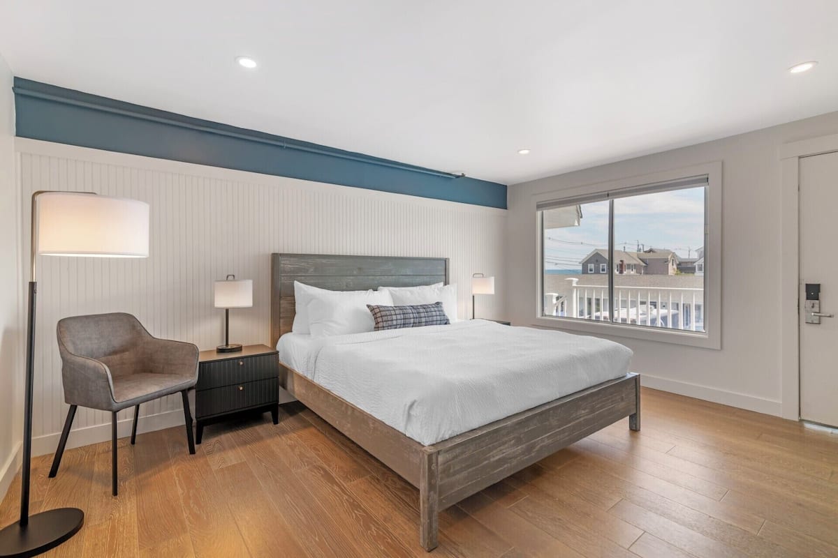 Ocean Sands North - One King | WiFi, bed sheets