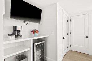 Premium King Room, First Floor, Side Ocean View | Television - Sea Latch Inn (York Beach)