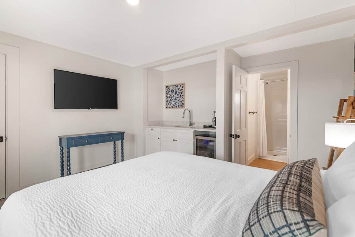 Micro Studio w/ 1 Queen Bed & kitchenette | WiFi, bed sheets