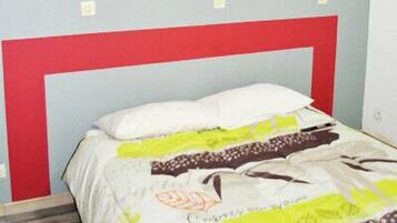 Escritorio, wifi gratis, ropa de cama