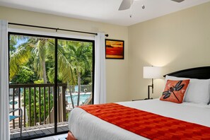 Deluxe-Zimmer, 1 King-Bett, Balkon, Poolblick (#16 No Children/Teens 2nd floor) | Hochwertige Bettwaren, Betten mit Memory-Foam-Matratzen