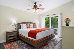 Deluxe-Studio, 1 King-Bett und Schlafsofa, Küche (#14 Balcony 2nd Floor) | Hochwertige Bettwaren, Betten mit Memory-Foam-Matratzen