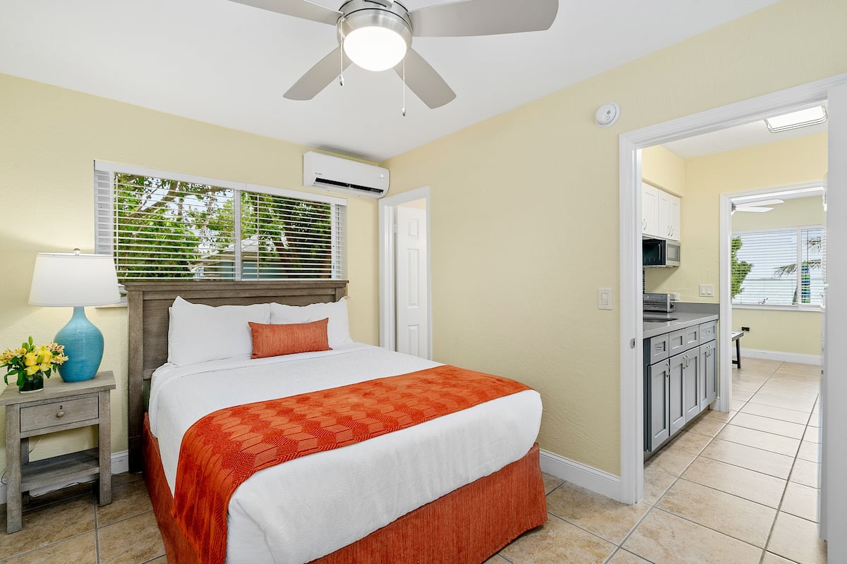 Cottage, 1 Queen Bed with Sofa bed, Kitchen (#02 Waterfront with Patio) | Premium bedding, memory foam beds, WiFi (free), bed sheets