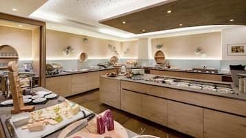 Free daily buffet breakfast