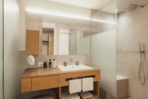 Superior Double or Twin Room, Non Smoking | Bathroom | Hair dryer, bathrobes, slippers, bidet - Hotel Diamant (Badia)