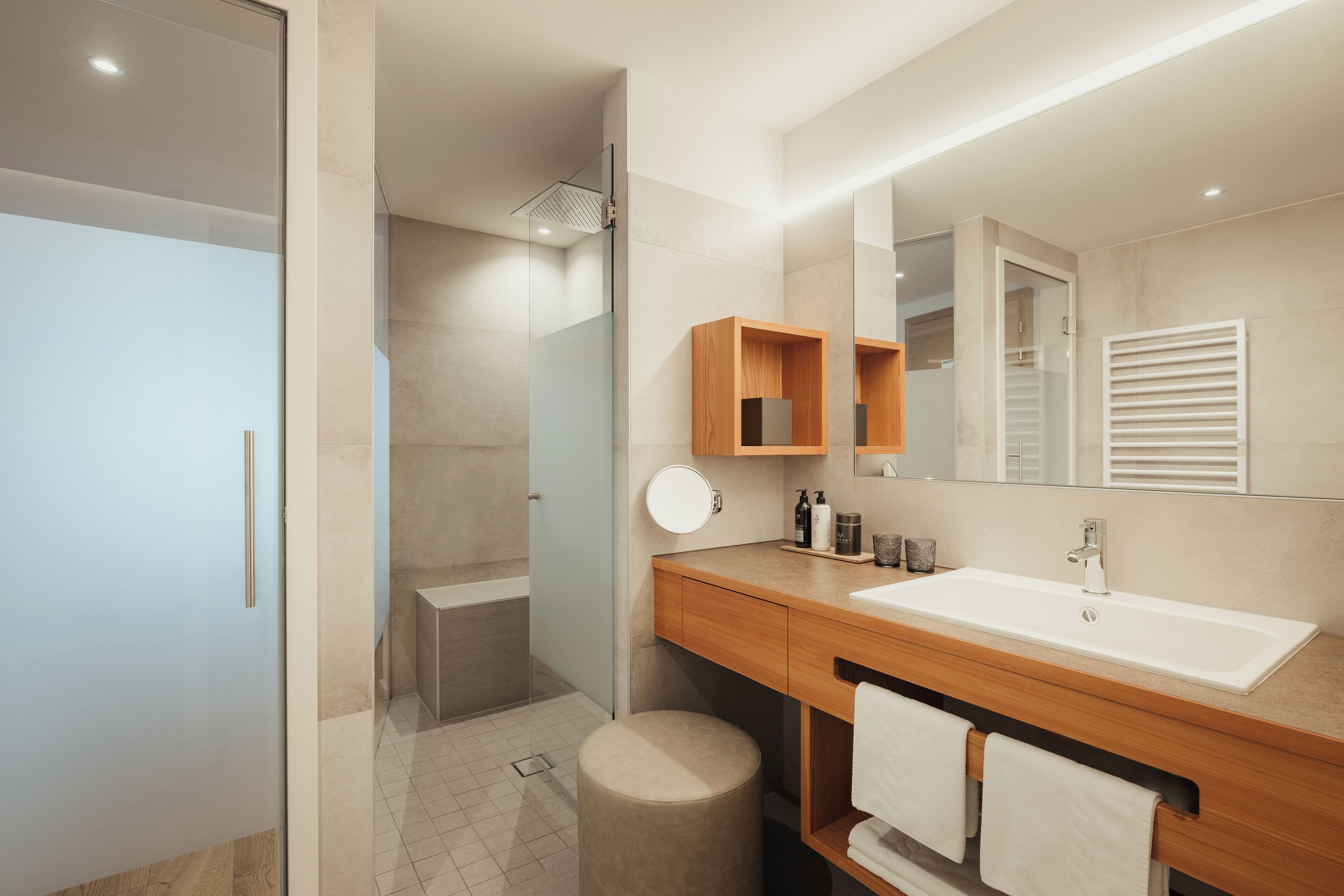 Habitación Confort doble, no fumadores, vistas a la montaña | Baño | Secador de pelo, albornoces, zapatillas y bidé