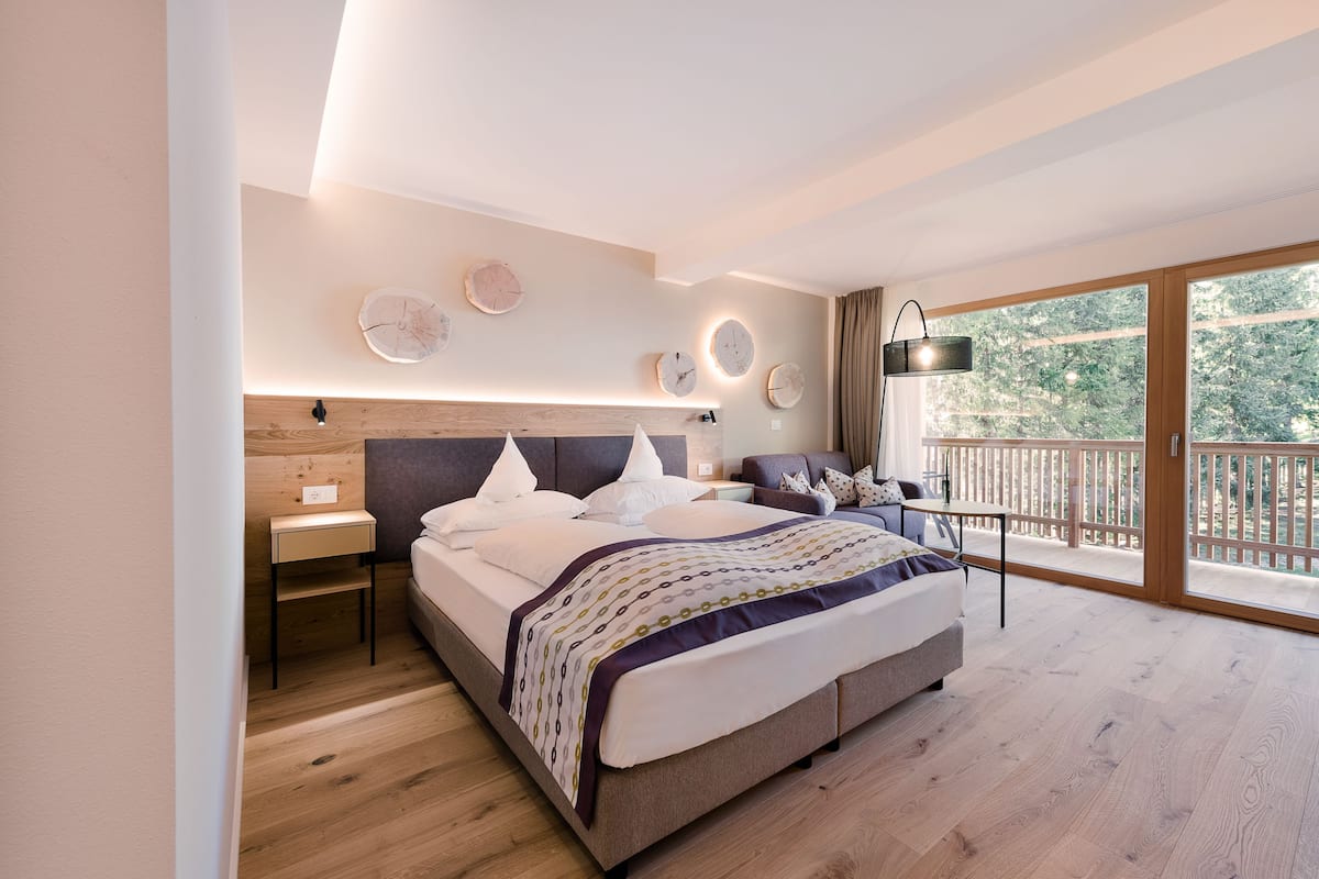 Superior kamer, 1 twee- of 2 eenpersoonsbedden, niet-roken | Een minibar, een kluis op de kamer, een bureau, geluiddichte muren