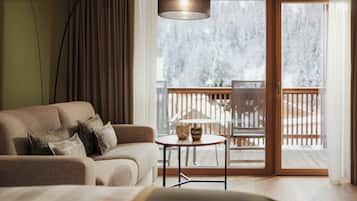 Deluxe Double Room, Non Smoking, Mountain View | Minibar, in-room safe, desk, soundproofing