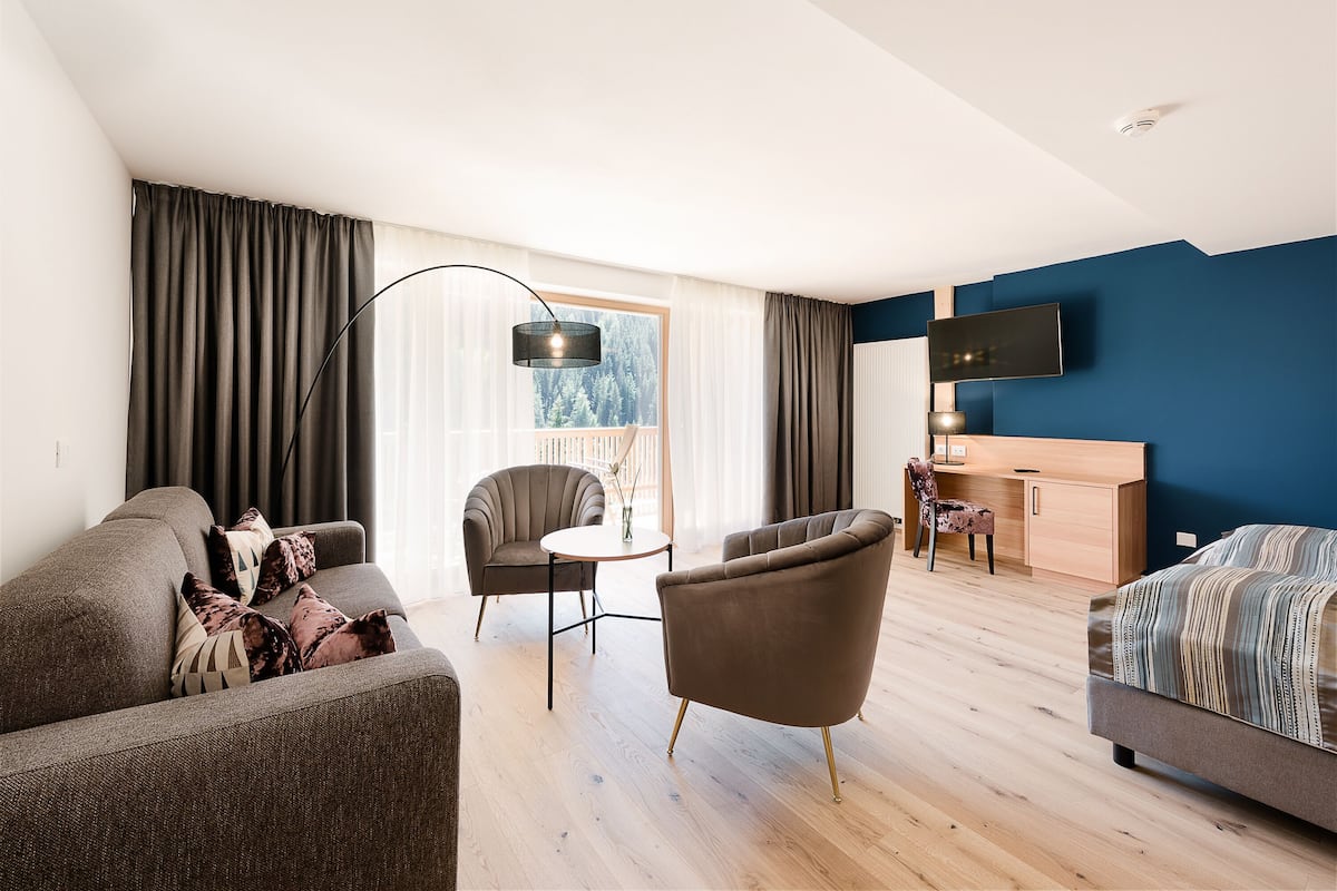 Premium tweepersoonskamer, niet-roken, uitzicht op bergen | Een minibar, een kluis op de kamer, een bureau, geluiddichte muren