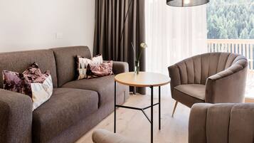 Doppia Premium, non fumatori, vista montagna | Minibar, una cassaforte in camera, una scrivania, insonorizzazione