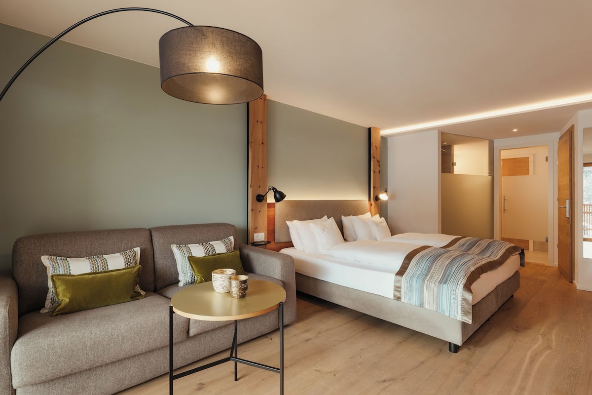 Kahden hengen comfort-huone, tupakointi kielletty, vuoristonäköala | Minibaari, tallelokero huoneessa, työpöytä, äänieristys