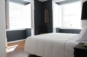 Quarto casal superior, banheiro compartilhado | Camas com colchões pillow-top, Wi-Fi de cortesia, roupa de cama