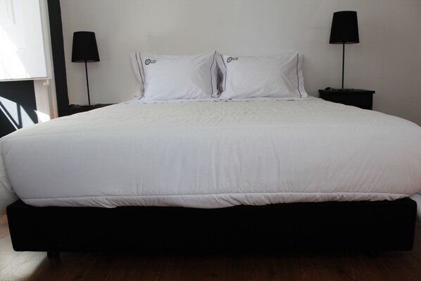 Quarto casal superior, banheiro compartilhado | Camas com colchões pillow-top, Wi-Fi de cortesia, roupa de cama