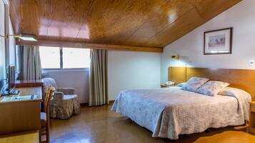 Habitación doble (attic floor) | Caja de seguridad en la habitación y escritorio