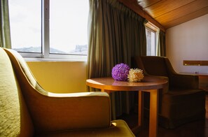 ห้องดับเบิล (attic floor) | ตู้นิรภัยในห้องพัก, โต๊ะทำงาน, พื้นที่ทำงานแบบใช้แล็ปท็อป, Wi-Fi ฟรี