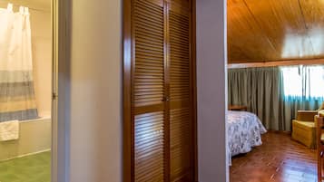 In-room safe, desk, laptop workspace, free WiFi