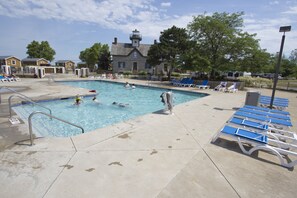Outdoor pool, a heated pool, pool umbrellas, sun loungers - Cedar Point's Lighthouse Point (Sandusky)