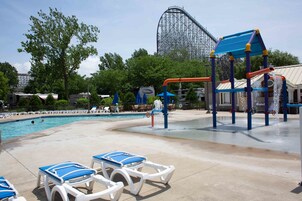 Una piscina al aire libre, una piscina climatizada, sombrillas
