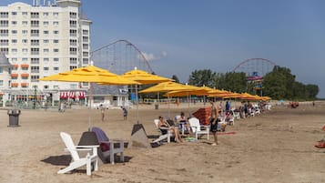 Beach nearby, free beach shuttle, beach bar