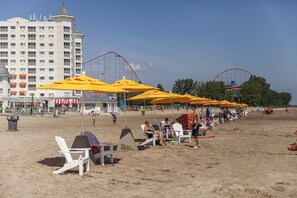 Beach nearby, free beach shuttle, beach bar