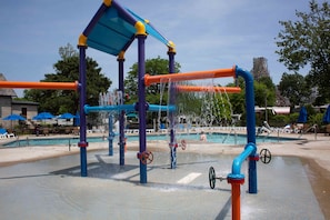 Outdoor pool, a heated pool, pool umbrellas, sun loungers - Cedar Point's Lighthouse Point (Sandusky)