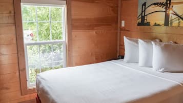 Chalet rustique Standard, côté cour intérieure | Coffre-fort, accès au Wi-Fi (inclus), literie fournie