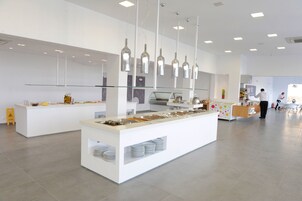 Se sirven almuerzos y cenas, cocina internacional