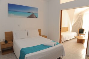 Familierom, balkong, hageutsikt | Barnesenger (inkludert) og ekstrasenger (mot et tillegg)