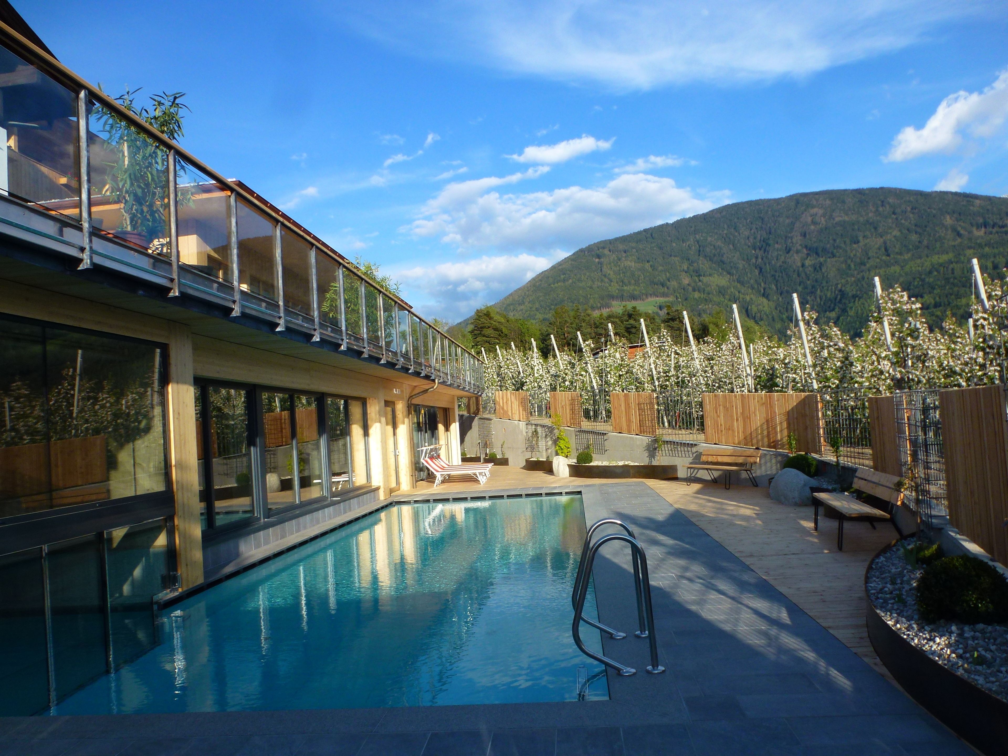 屋内プール、屋外プール、プール パラソル、サンラウンジャー