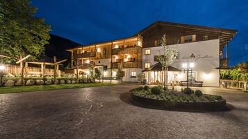 Voorkant accommodatie - avond/nacht