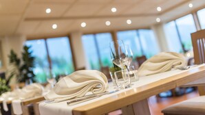 A dining table set with a folded napkin, a wine glass, and a water glass. - Hotel Jonathan (Naz Sciaves)
