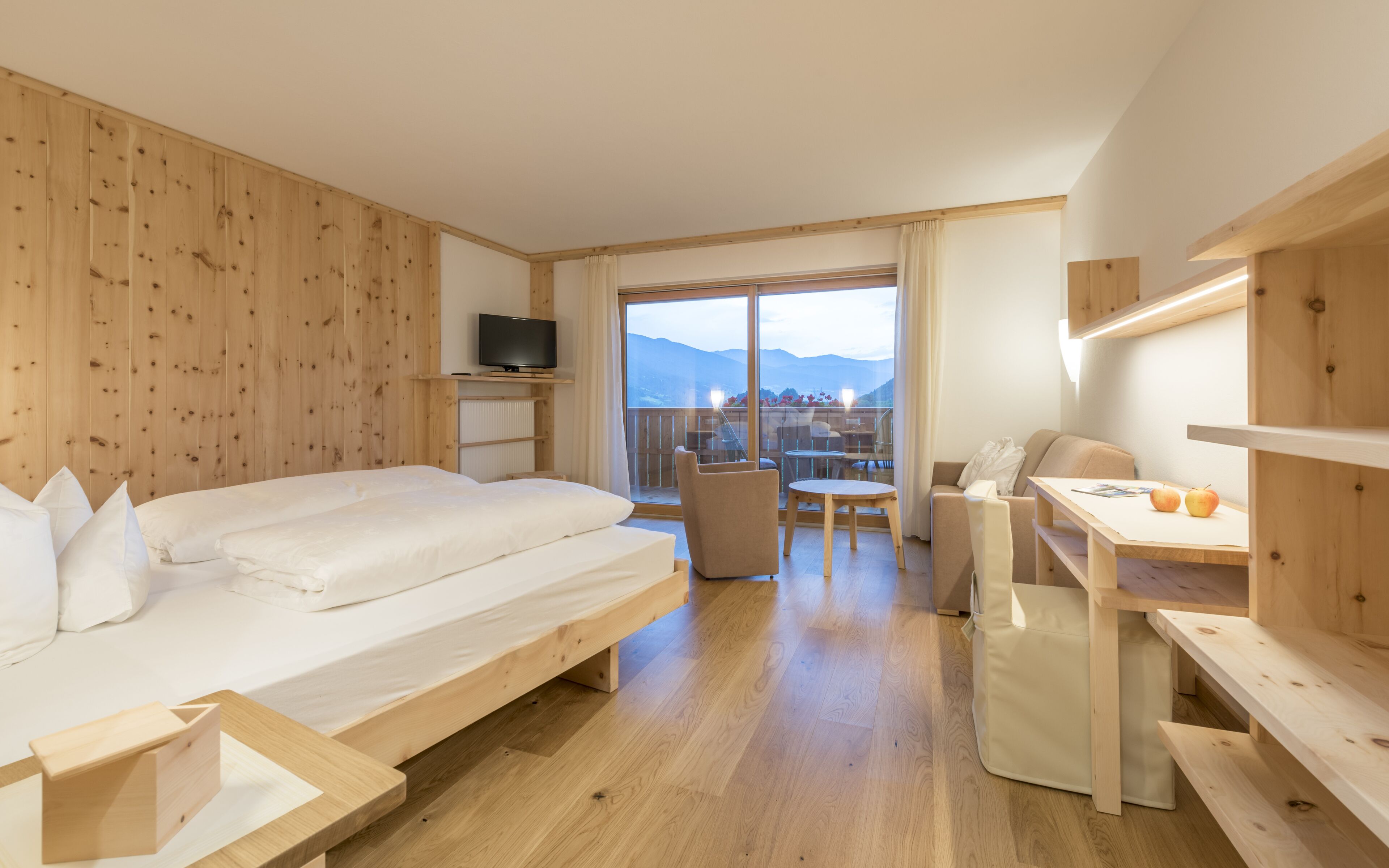 Suite familiare | Minibar, una cassaforte in camera, una scrivania, postazione laptop