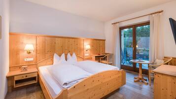 Tweepersoonskamer, balkon | Een minibar, een kluis op de kamer, een bureau, een laptopwerkplek