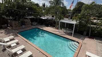 Una piscina al aire libre